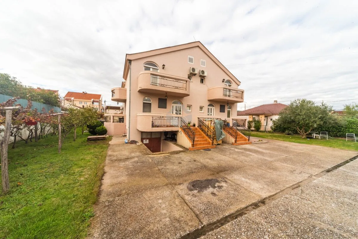 Rent, four bedroom apartment, 180m², Tološi, Podgorica