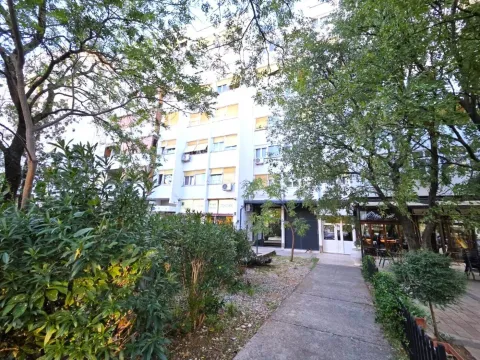 Pogled na fasadu stambene zgrade sa uređenim dvorištem i stazom. - image 15