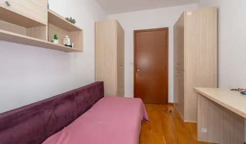 Manja spavaća soba sa krevetom, plakarima i radnim stolom. - image 6
