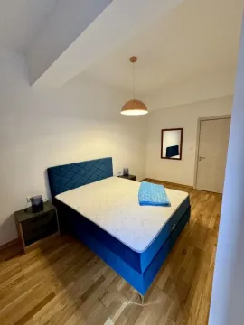 Spavaća soba sa bračnim krevetom, noćnim stočićima i lusterom. - image 3