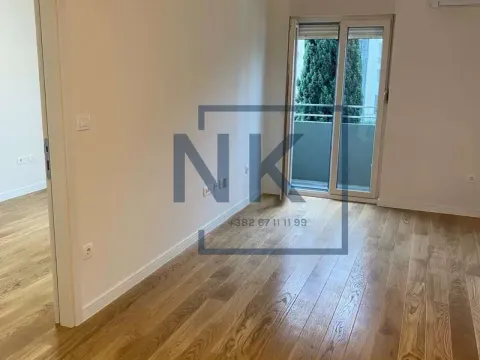Izdavanje, poslovni prostor, 40m², Central Point, Podgorica - image 1