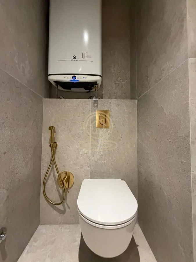 Modern bathroom equipped with sanitary ware and a water heater.