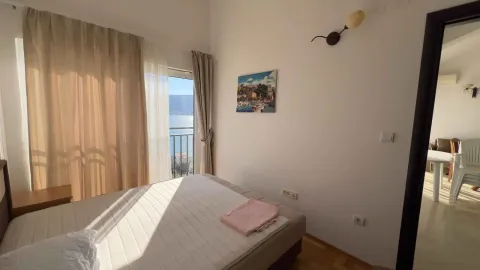 Spavaća soba sa bračnim krevetom i izlazom na terasu sa pogledom na more. - image 7