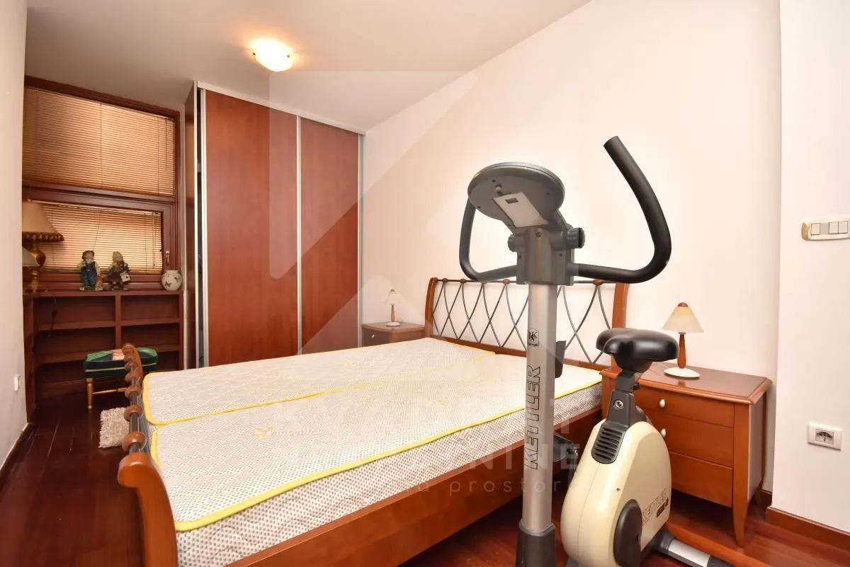 Izdavanje, trosoban stan, 100m², Gorica C, Podgorica