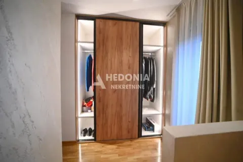 Ugradni ormar sa kliznim vratima i unutrašnjom rasvetom u sobi. - image 9