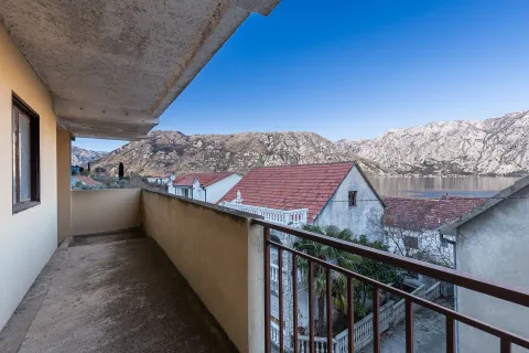 Nenamješten balkon sa pogledom na more i planine. - image 11
