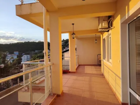 Prostrana natkrivena terasa sa pogledom na okolinu. - image 11