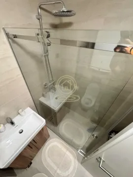 Moderno kupatilo sa tuš kabinom i umivaonikom. - image 15