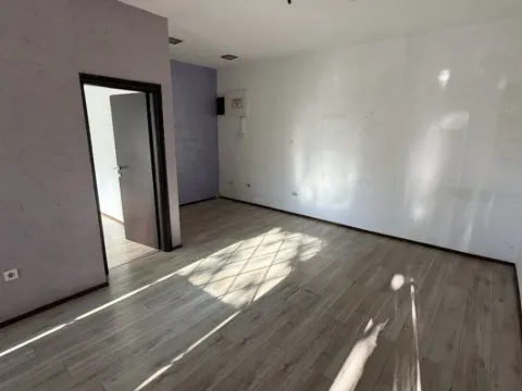 Izdavanje, poslovni prostor, 31m², Blok 9, Podgorica - image 2