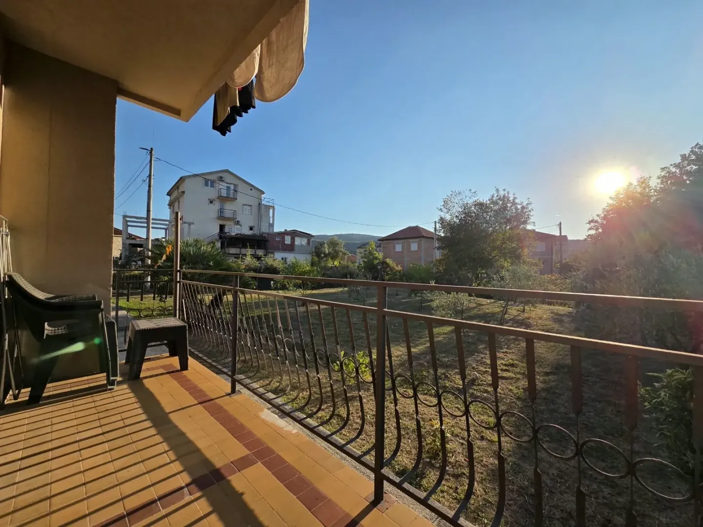 Pogled sa terase na dvorište i okolne kuće.