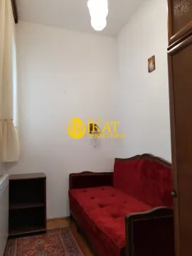 Manja spavaća soba sa krevetom sa crvenim tapacirungom. - image 8