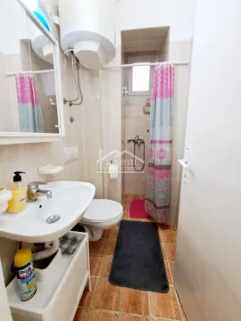 Manje kupatilo sa umivaonikom, WC šoljom i tuš kabinom. - image 12