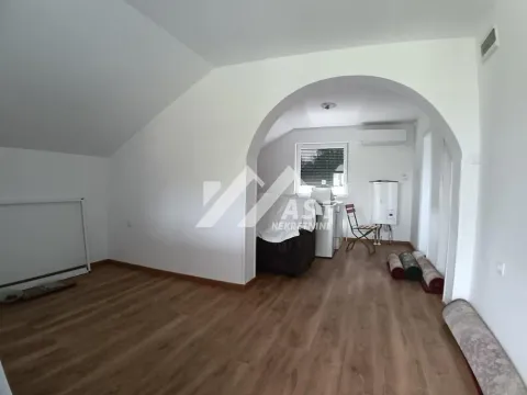 Prazna soba sa laminatom i prolazom u drugu prostoriju. - image 4
