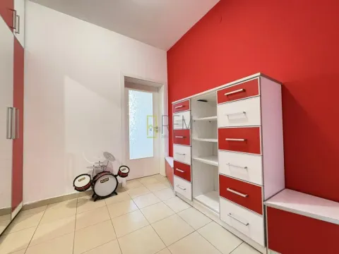 Dječja soba sa crveno-bijelim ormarima i bubnjevima. - image 9