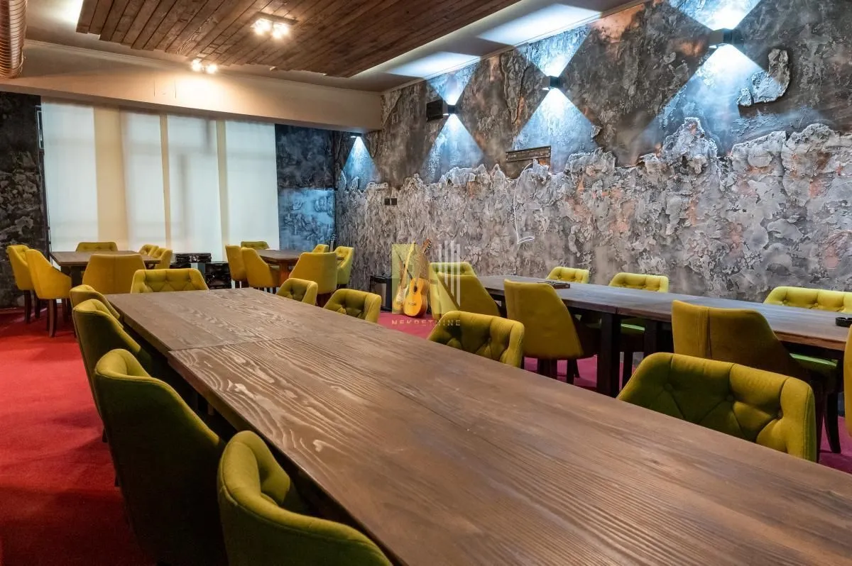 Izdavanje, kuća, 300m², Beočin, Srbija