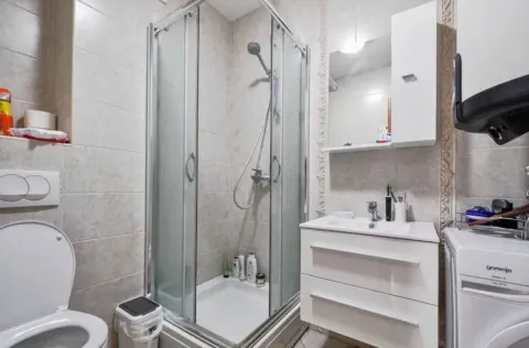 Kupatilo opremljeno tuš kabinom, umivaonikom i veš mašinom. - image 12