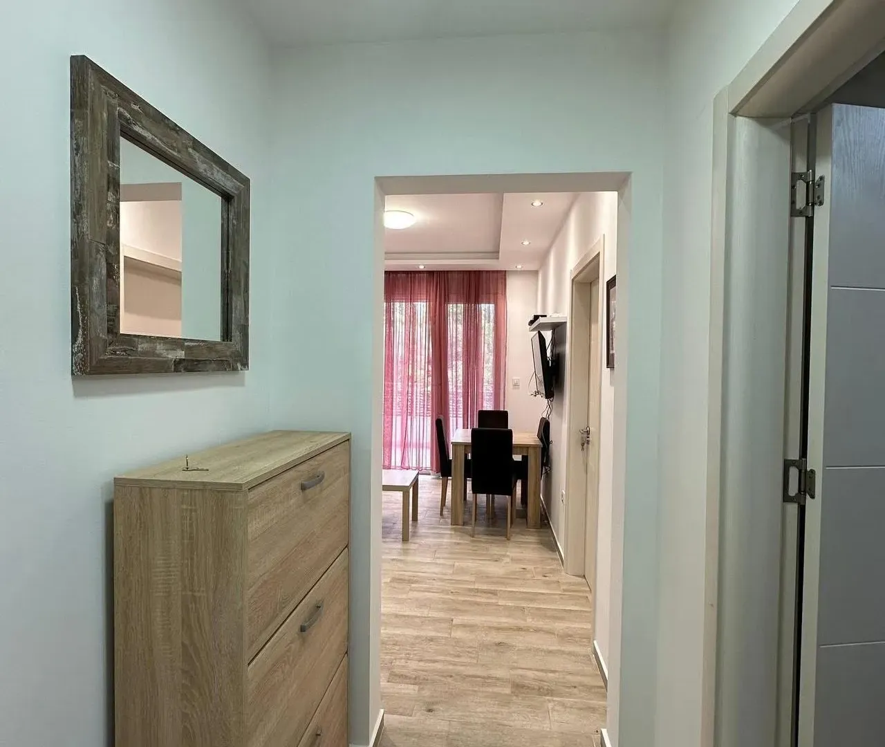 Izdavanje, jednosoban stan, 42m², Centar, Tivat