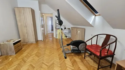 Potkrovlje sa drvenim parketom, ormarom i spravom za vežbanje. - image 11