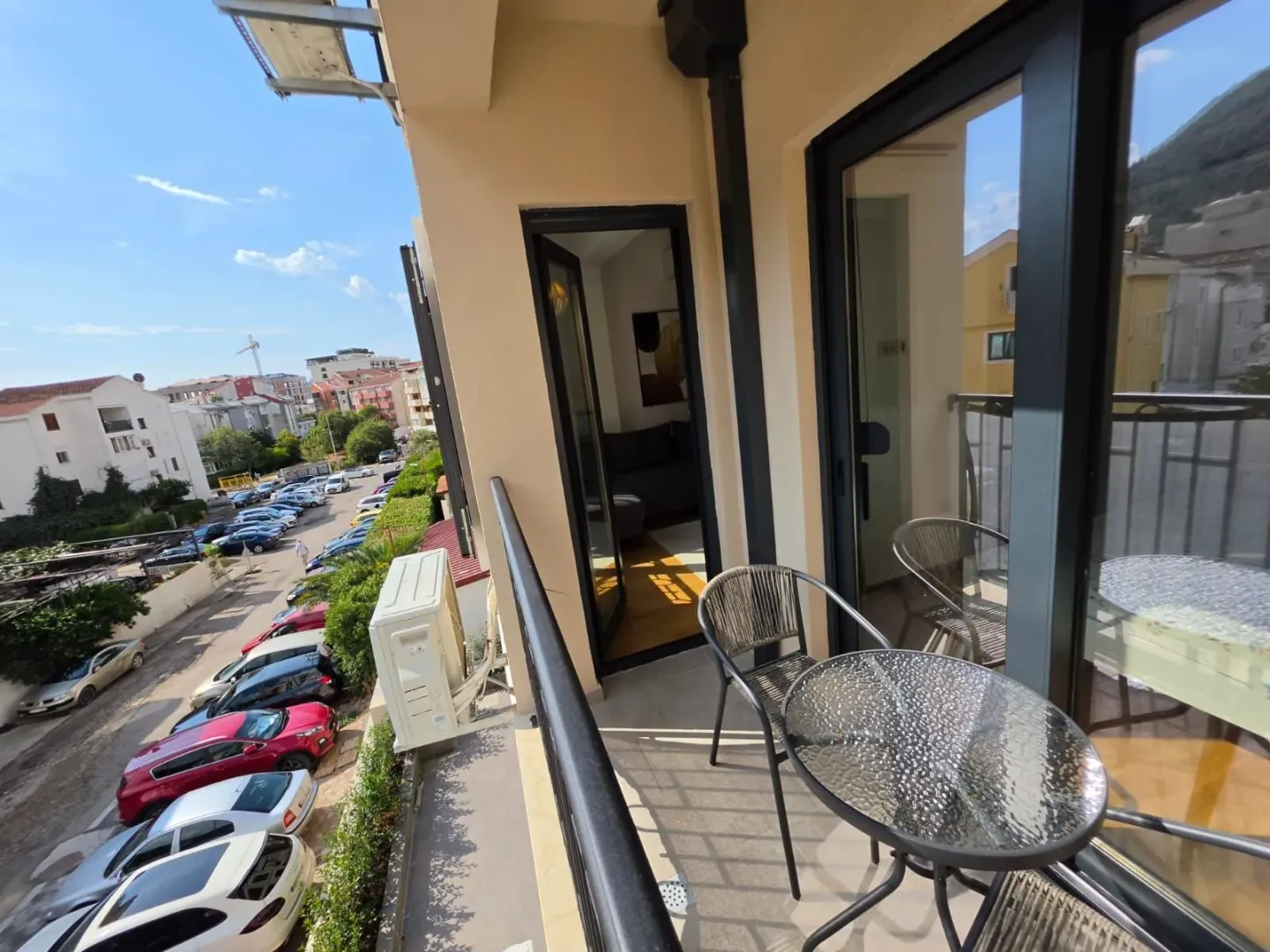 Manji namješteni balkon sa pogledom na ulicu i grad.