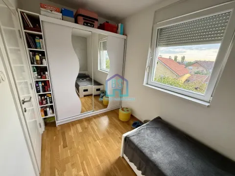 Manja spavaća soba sa krevetom, velikim garderoberom i prozorom. - image 20