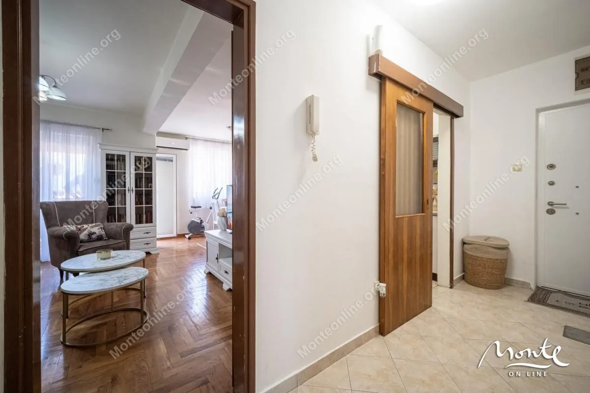 Sale, three bedroom apartment, 88m², Dobrota, Kotor