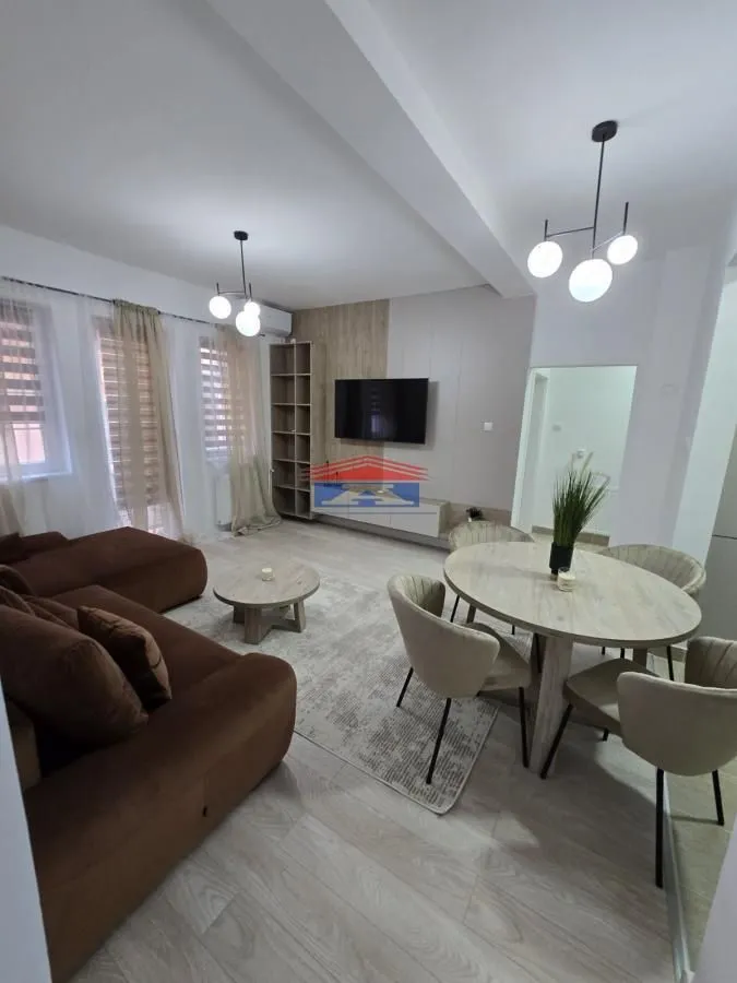 Izdavanje, četvorosoban stan, 69m², Centar, Novi Sad