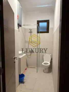 Smaller bathroom with a shower cabin and sanitary ware. - image 6