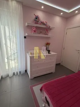 Dečja spavaća soba sa belom komodom i roze detaljima. - image 8