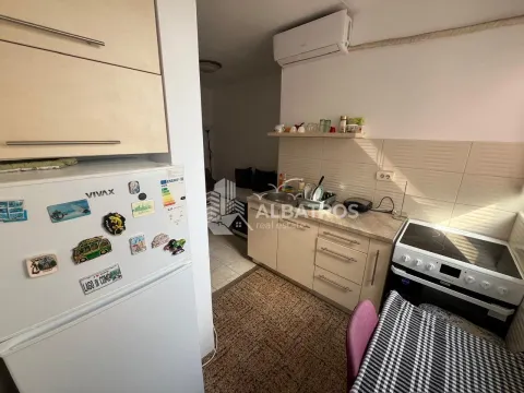 Manja kuhinja sa frižiderom, sudoperom i šporetom. - image 4