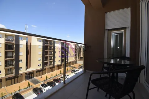 Namješten balkon sa garniturom za sjedenje i pogledom na naselje i parking. - image 3