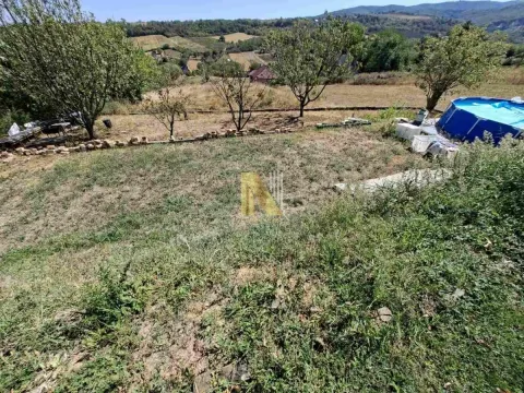 Prostrano dvorište sa travnjakom, voćnjakom i bazenom. - image 11