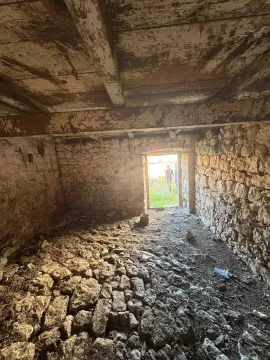 Unutrašnjost stare kamene kuće u ruševnom stanju. - image 16