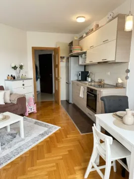 Moderna kuhinja sa trpezarijom i dnevnim boravkom u svijetlim tonovima. - image 2