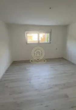 Prazna svetla soba sa prozorom i laminatom na podu. - image 7