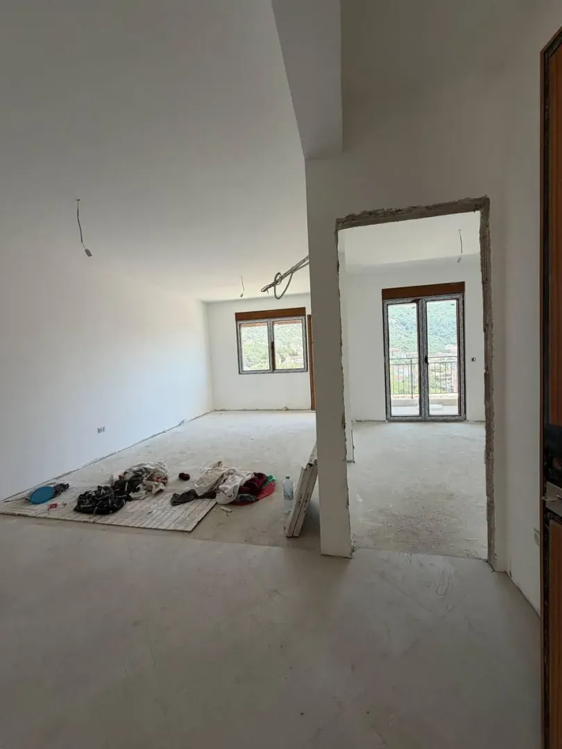 Nezavršeni enterijer stan u izgradnji sa nepokrivenim podovima.