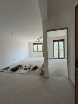 Nezavršeni enterijer stan u izgradnji sa nepokrivenim podovima. - image 10