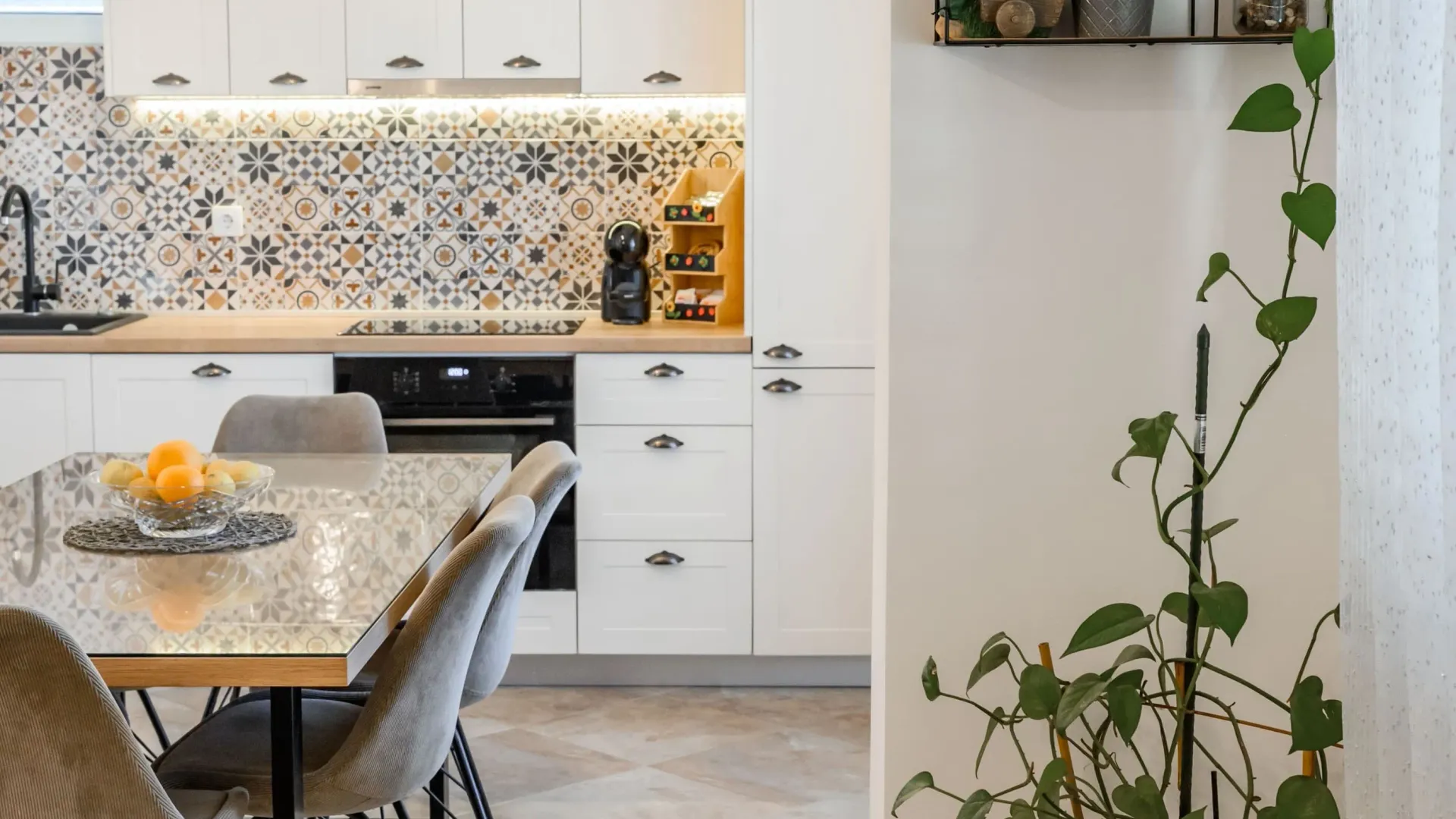 Izdavanje, trosoban stan, 120m², Mrčevac, Tivat