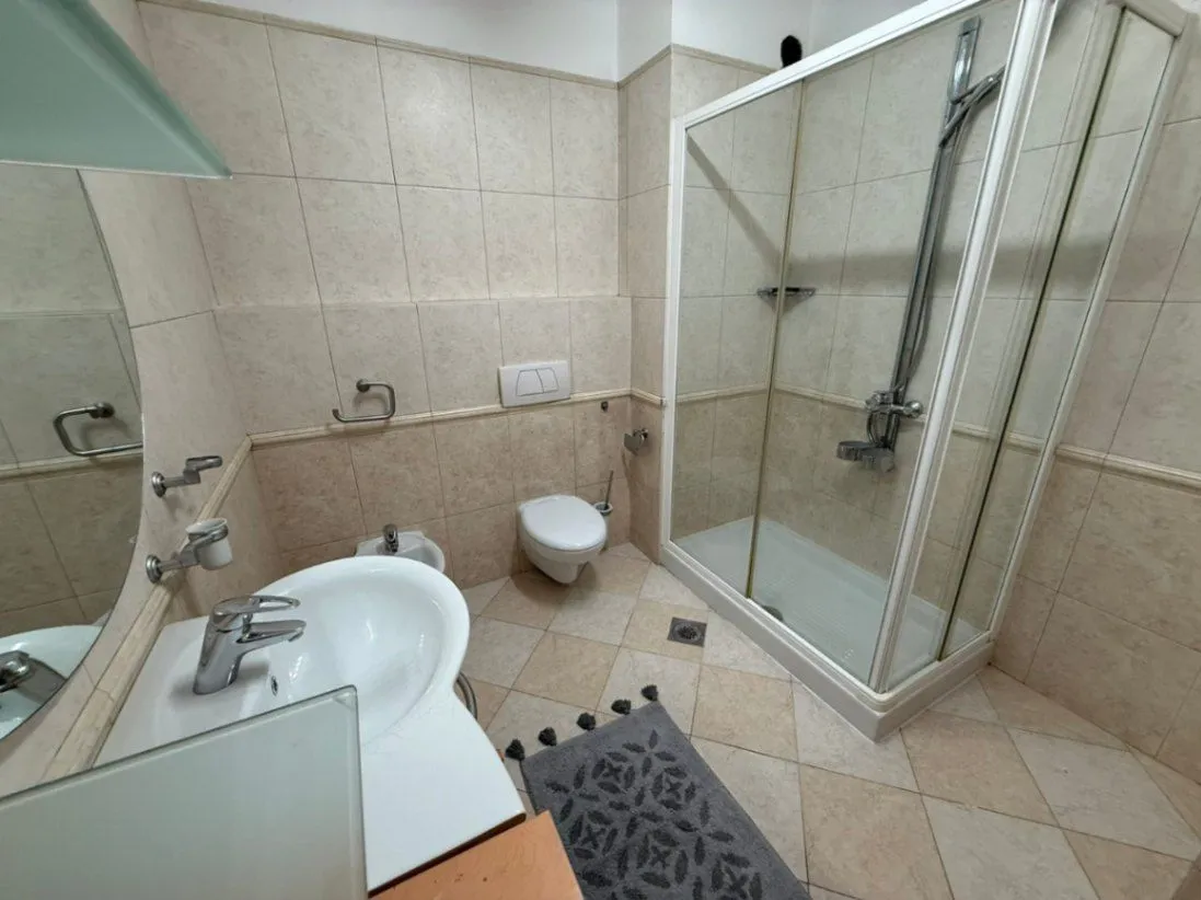 Izdavanje, četvorosoban stan, 200m², Gorica C, Podgorica