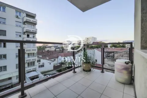 Natkriveni balkon sa pločicama i pogledom na gradsko naselje. - image 18