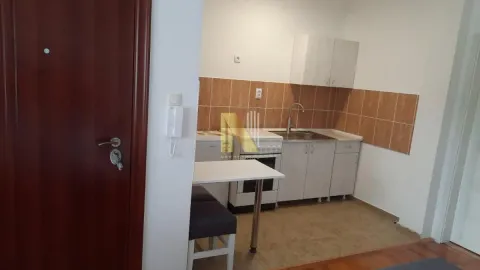 Manja kuhinja sa elementima i šankom. - image 11