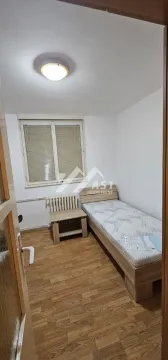 Manja spavaća soba sa krevetom i prozorom. - image 7