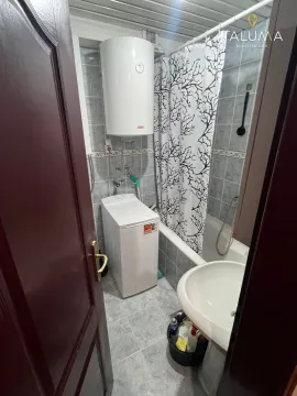 Manje kupatilo sa kadom, umivaonikom, bojlerom i mašinom za veš. - image 6