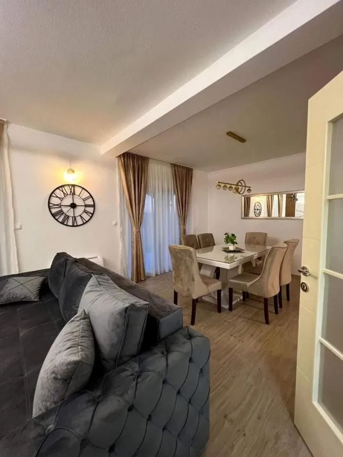 Rent, four bedroom apartment, 240m², Kotor, Crna Gora