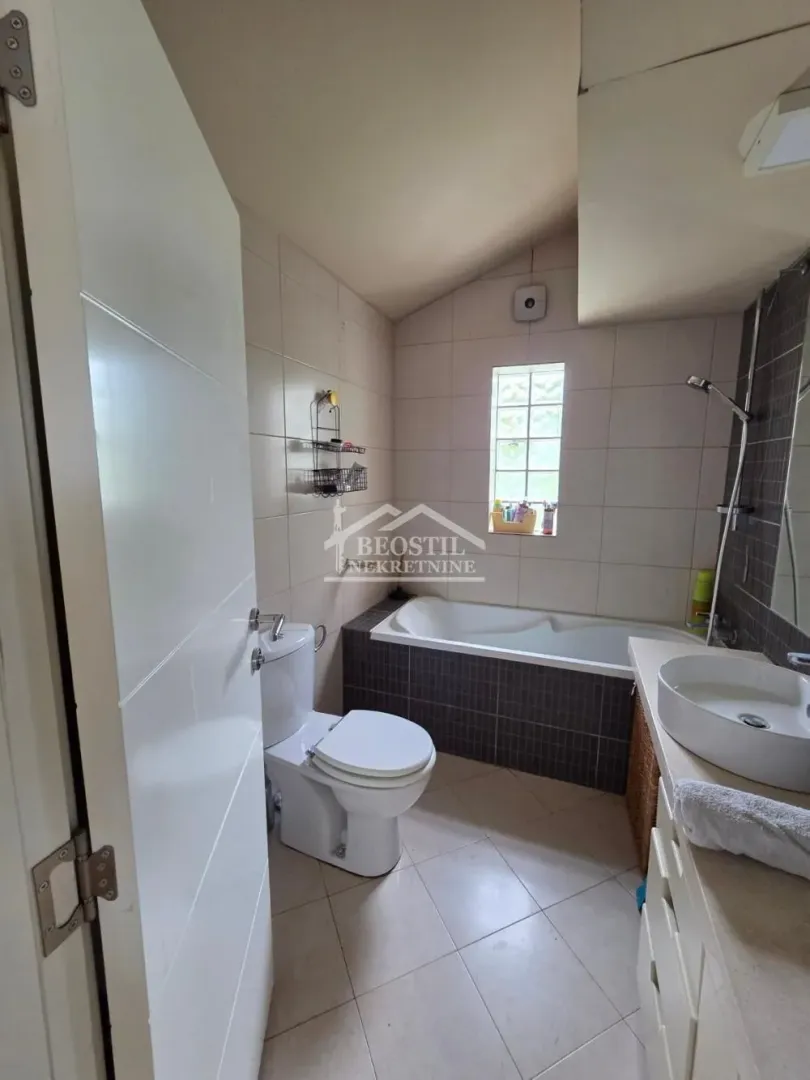 Kupatilo sa kadom, umivaonikom i wc šoljom.
