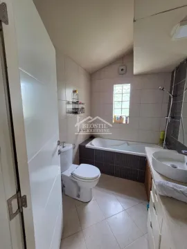 Kupatilo sa kadom, umivaonikom i wc šoljom. - image 5