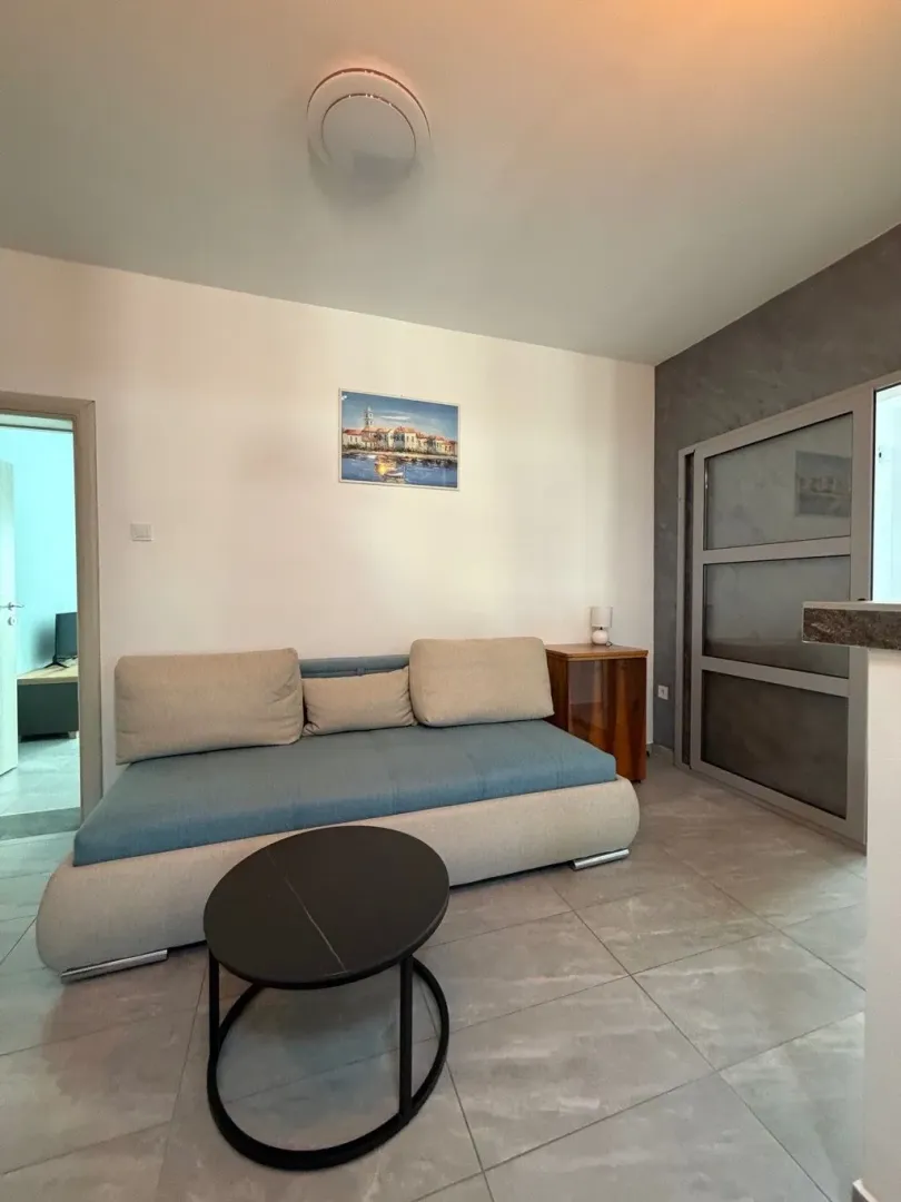 Dnevna soba sa kaučem i stočićem.