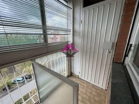 Zastakljeni balkon sa roletnama i pogledom na ulicu. - image 4
