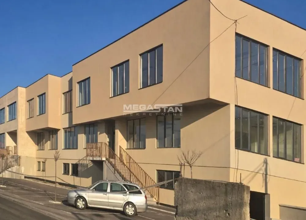 Izdavanje, poslovni prostor, 1200m², Žarkovo, Beograd