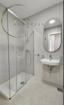 Moderne kupatilo sa tuš kabinom i umivaonikom. - image 10
