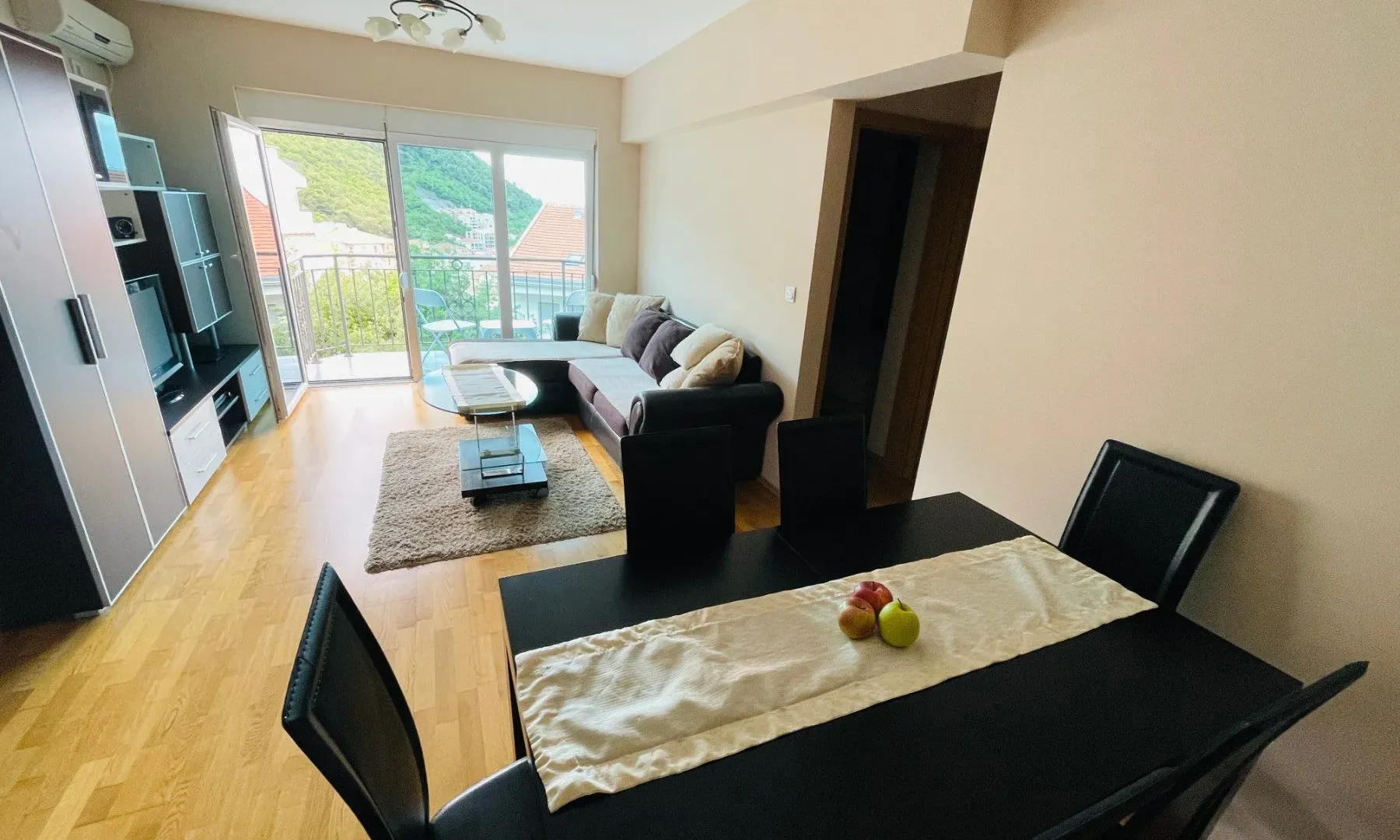 Izdavanje, dvosoban stan, 60m², Budva, Crna Gora